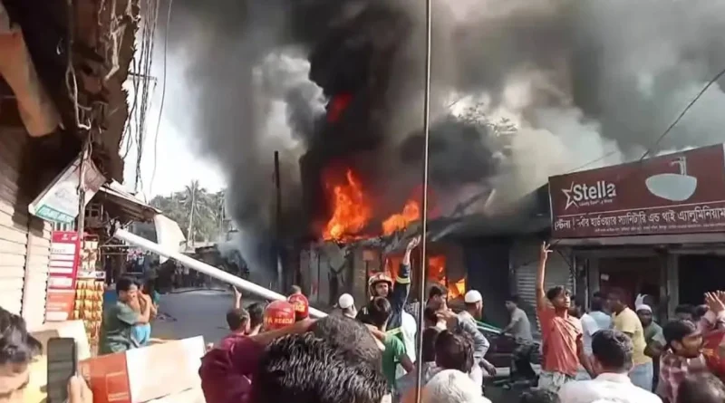 চাঁদপুরের মুন্সিরহাট বাজারে ভয়াবহ অগ্নিকাণ্ড, মারাত্মকভাবে ক্ষতিগ্রস্ত ব্যবসায়ীরা