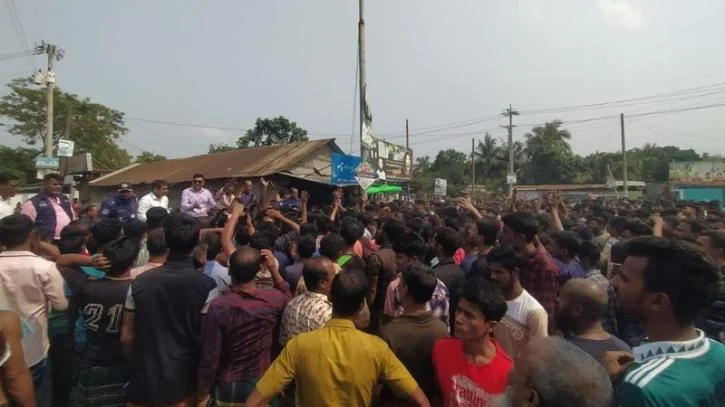 আড়াইহাজারে পাওয়ারলুম শ্রমিকদের সড়ক অবরোধ