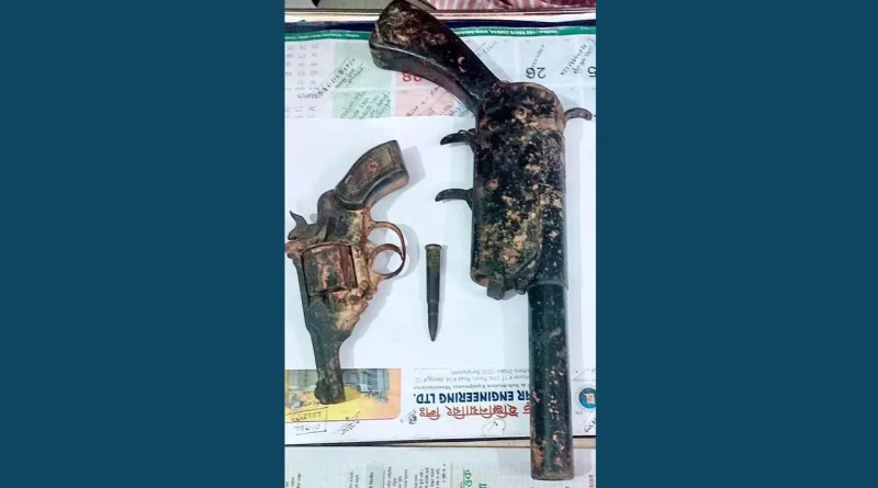 আড়াইহাজারে পরিত্যক্ত অস্ত্র ও গুলি উদ্ধার
