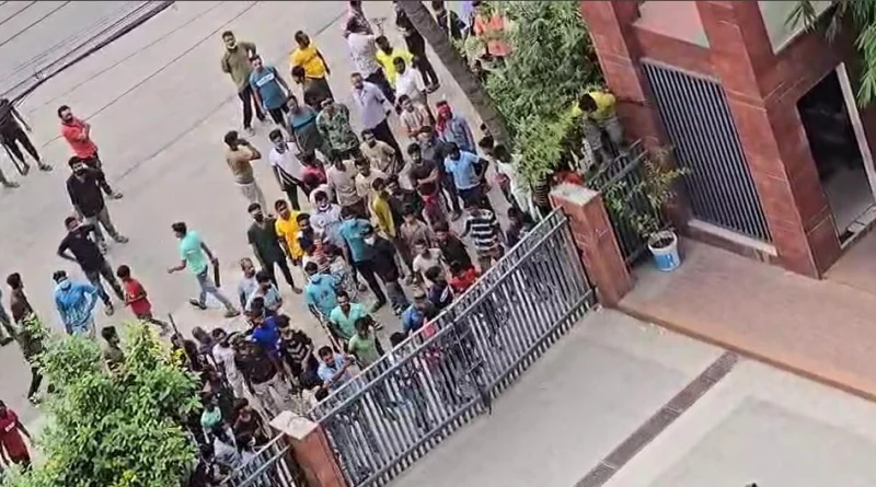 না’গঞ্জ সিটি করপোরেশন ভবন ঘেরাও করে অটোচালকদের হামলা, আহত ১০
