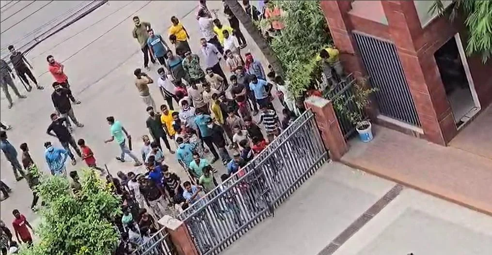 না’গঞ্জ সিটি করপোরেশন ভবন ঘেরাও করে অটোচালকদের হামলা, আহত ১০