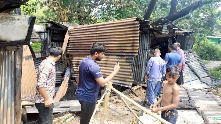 বন্দরে আমেরিকা প্রবাসীর পরিত্যক্ত বাড়িতে আগুন, মালামাল পুড়ে ছাই