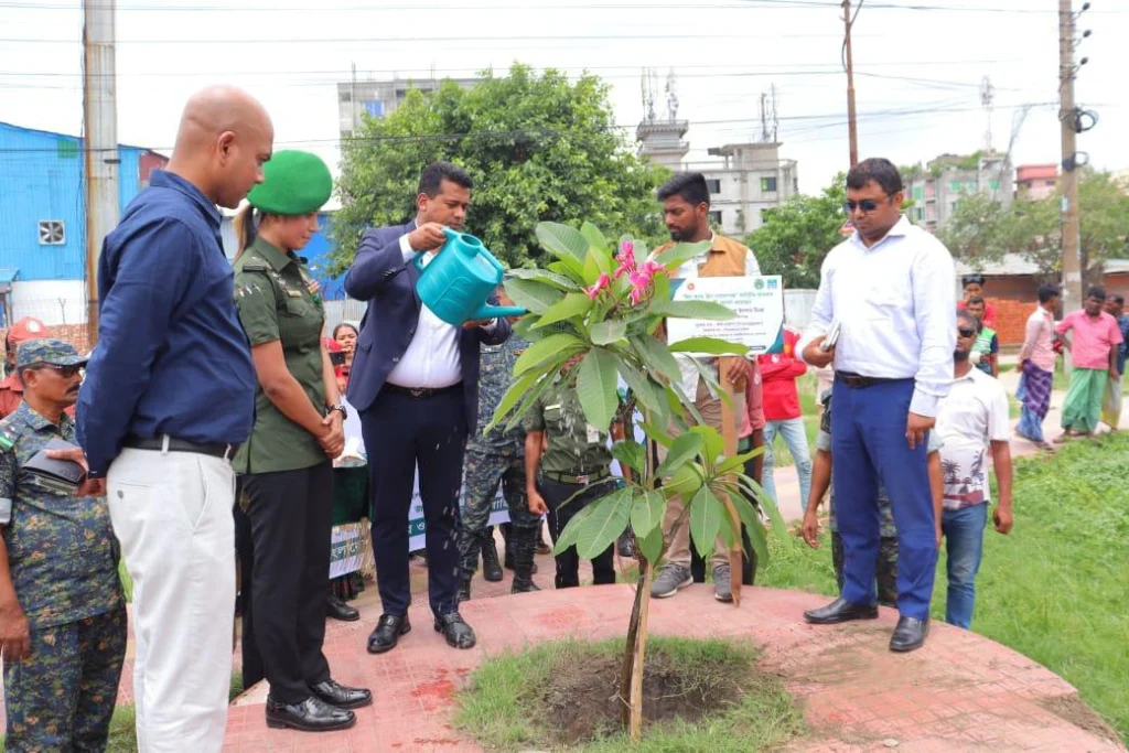 সিদ্ধিরগঞ্জে আনসার ও গ্রাম প্রতিরক্ষা বাহিনীর বৃক্ষরোপণ