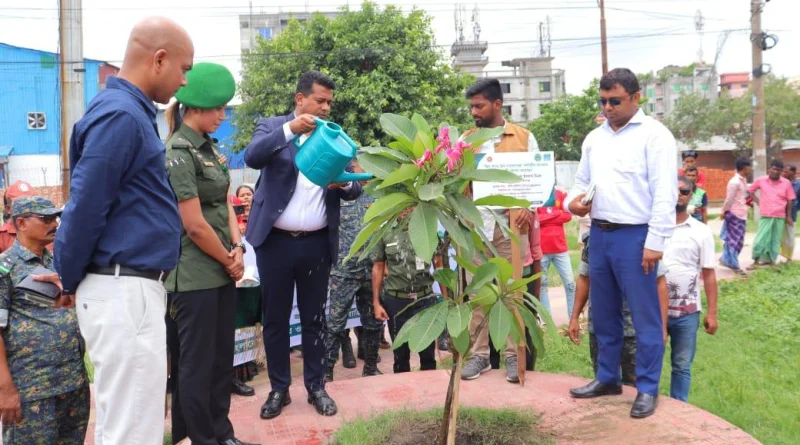 সিদ্ধিরগঞ্জে আনসার ও গ্রাম প্রতিরক্ষা বাহিনীর বৃক্ষরোপণ