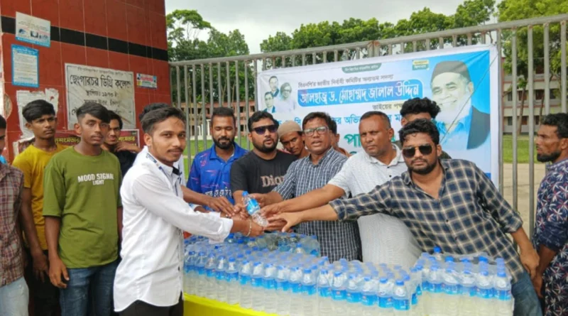 মতলব উত্তরে এইচএসসি পরীক্ষার্থীদের মাঝে ছাত্রদলের পানির বোতল ও স্যালাইন বিতরণ 