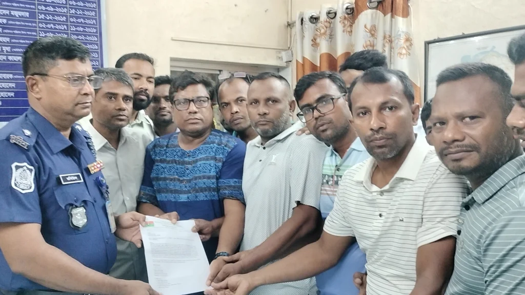 আইনগত ব্যবস্থা নিতে – মতলব উত্তরে ওসি ও ইউএনও বরাবর যুবদলের স্মারকলিপি প্রদান