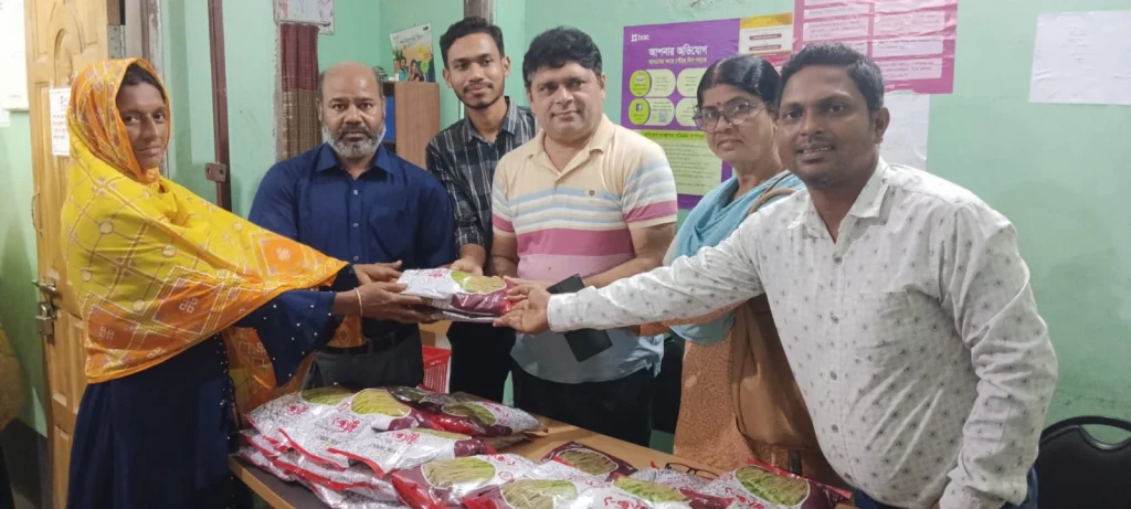 মতলব উত্তরে ব্র্যাক ( মাইক্রো ফাইন্যান্স ) এর উদ্যেগে আমন ধানের বীজ বিতরন