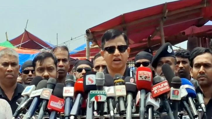 না’গঞ্জে গরুর ট্রলার নিয়ে কেউ বিশৃঙ্খলা সৃষ্টি করলে কঠোর ব্যবস্থা :  র‌্যাব-১১  