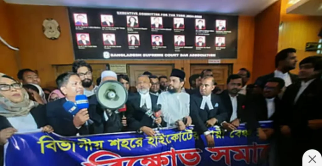 বিভাগীয় শহরে হাইকোর্টের স্থায়ী বেঞ্চ স্থাপন না করার দাবিতে আইনজীবীদের বিক্ষোভ