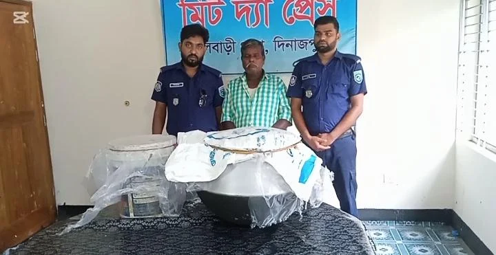 ফুলবাড়িতে ১০০ লিটার চোলাই মদ সহ মাদক কারবারি আটক