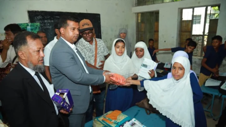 না’গঞ্জ শহরের জরাজীর্ণ শিশু কল্যাণ প্রাথমিক বিদ্যালয় পরিদর্শনে : জেলা প্রশাসক