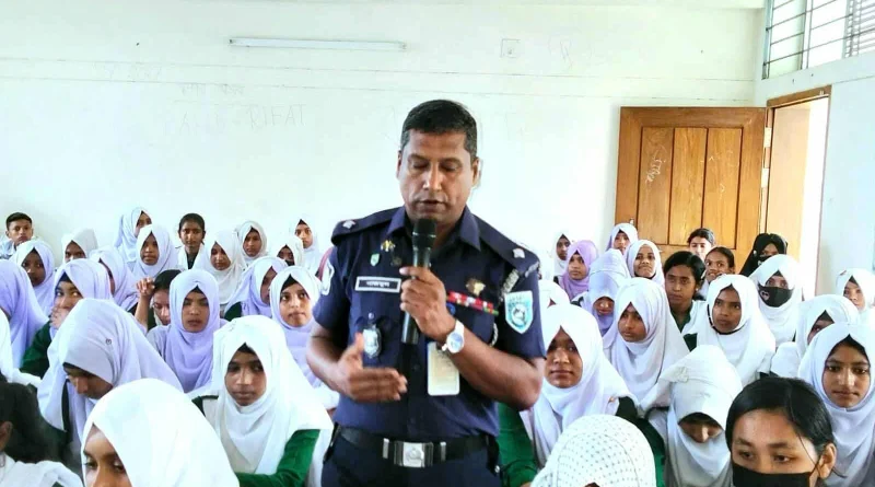 রাজারহাটে শিক্ষার্থীদের সচেতনতা বৃদ্ধির লক্ষ্যে ওসি নাজমুল আলমের মতবিনিময় সভা