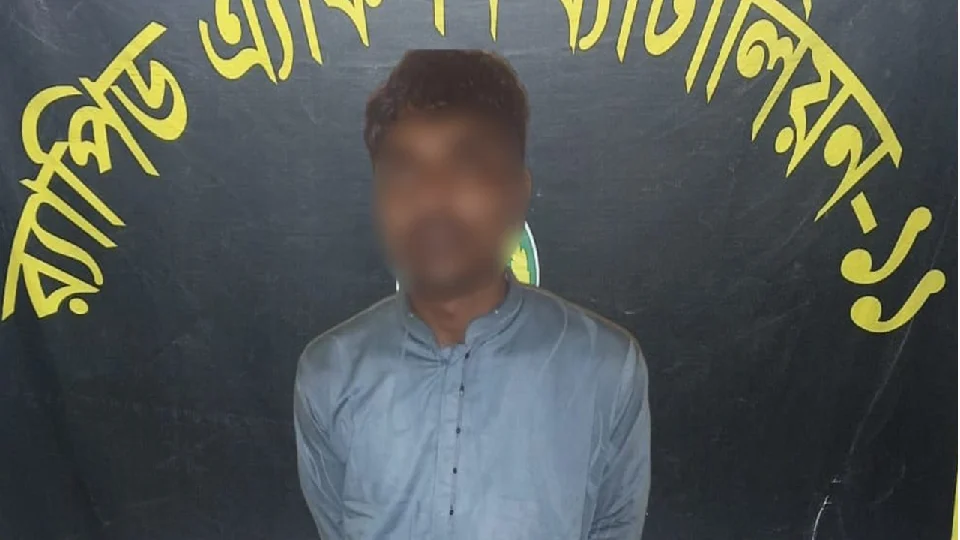 গজারিয়ায় পুলিশ ক্যাম্পে সশস্ত্র হামলার ঘটনায় জড়িত শীর্ষ নৌডাকাত ফিশা রাসেল গ্রেপ্তার