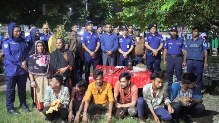 না’গঞ্জ শহরের জিমখানা বস্তিতে যৌথ অভিযান, আলম চাঁনসহ আটক ২৪