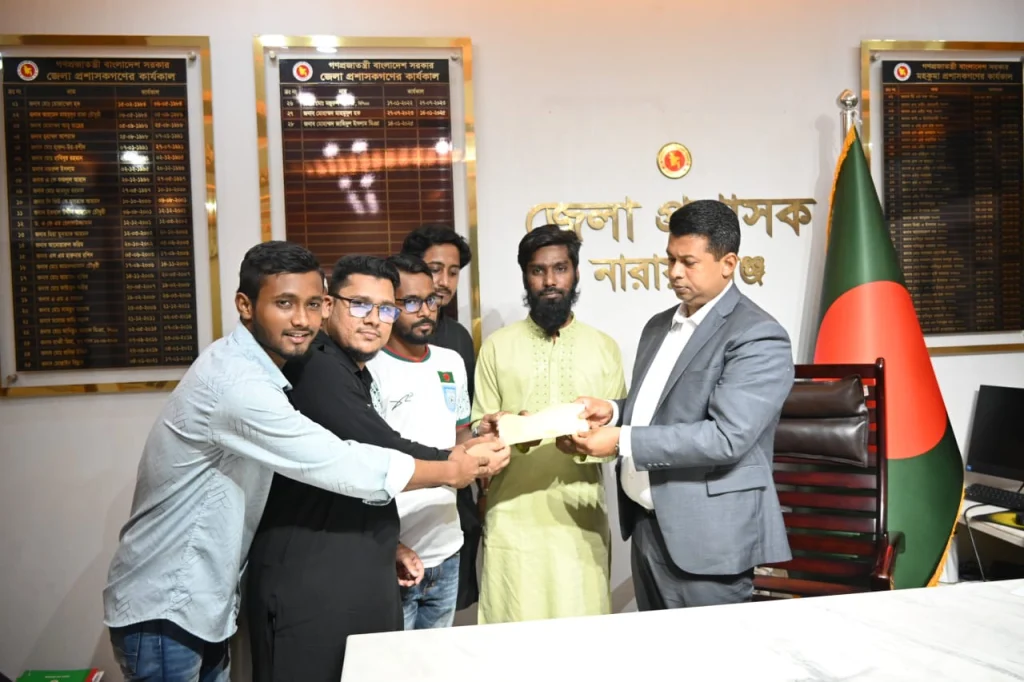 না’গঞ্জে আবু সাঈদ পাঠাগারকে জেলা প্রশাসকের আর্থিক অনুদান প্রদান