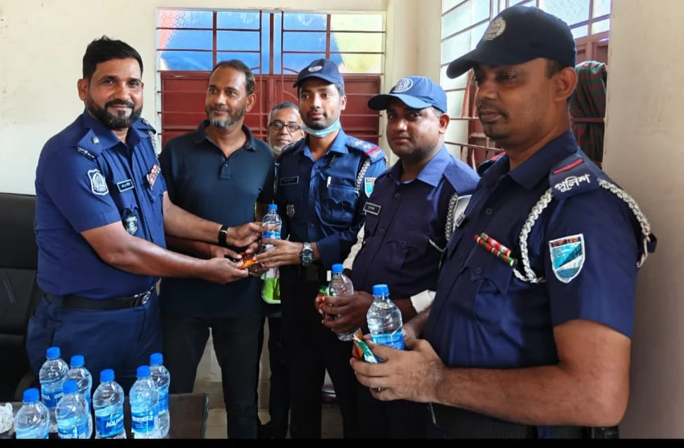 না’গঞ্জ শহরের যানজট নিরসনে টিআই এম এ করিম প্রশংসিত