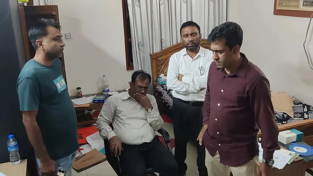 রাতের আঁধারে পালানোর সময় ১৭ বিয়ে করা সেই বন কর্মকর্তা আটক