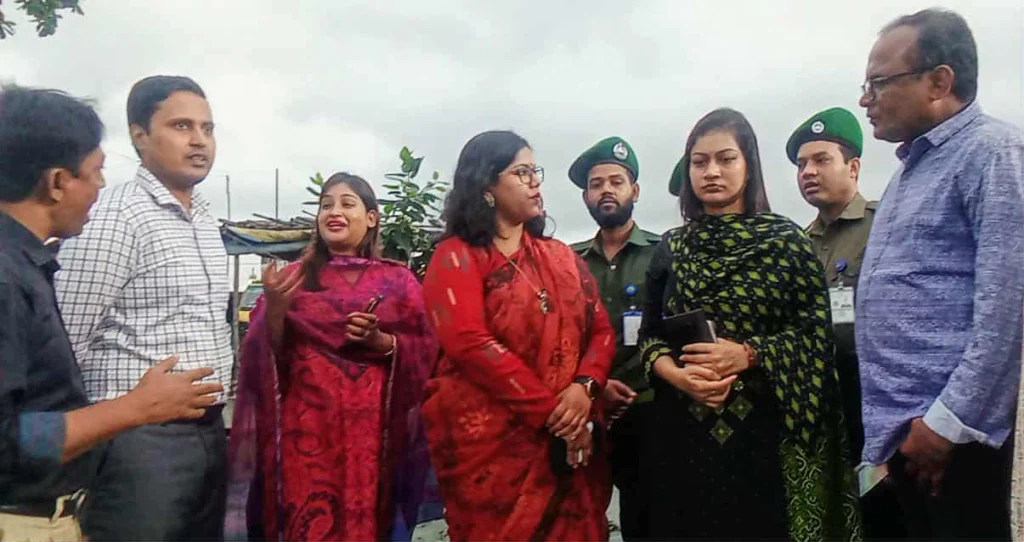 ফতুল্লায় প্রতিমা বিসর্জন ঘাট পরিদর্শনে অতিরিক্ত জেলা ম্যাজিস্ট্রেট