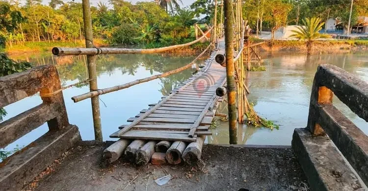 ঝালকাঠিতে ৬ বছর ধরে সাঁকো দিয়ে সেতু পারাপার
