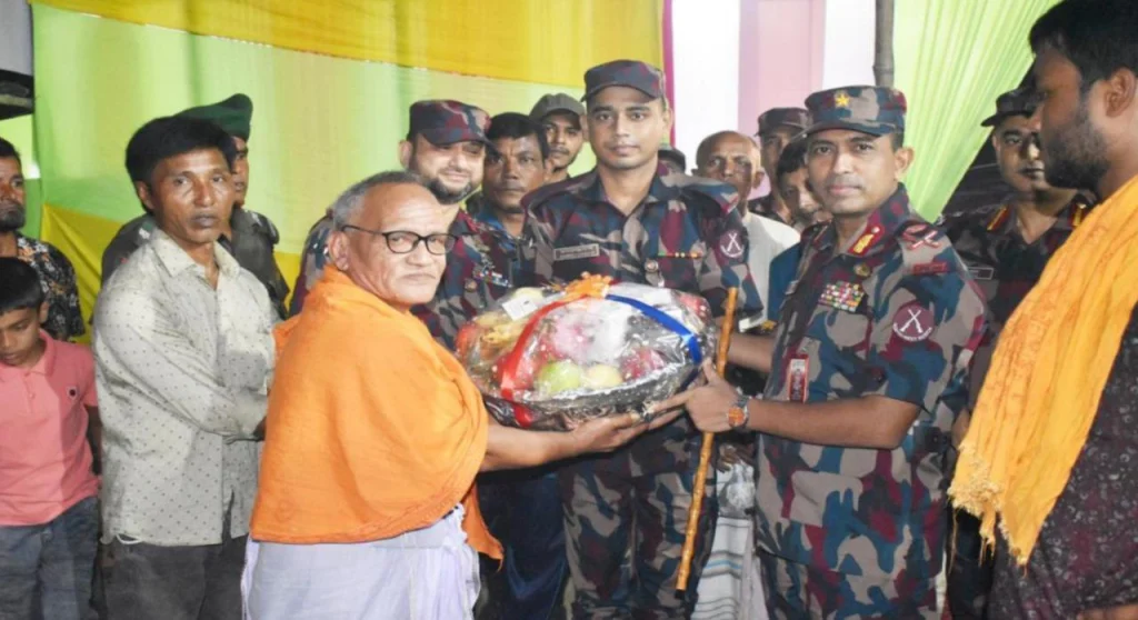 ফুলবাড়ী ব্যাটালিয়ন ২৯ বিজিবি কর্তৃক সীমান্তে দুর্গা পুজার মণ্ডপ পরিদর্শন 