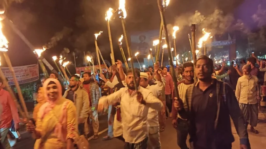 মনোনয়ন পরিবর্তনের দাবিতে চাঁদপুর-২ আসনে মশাল মিছিল