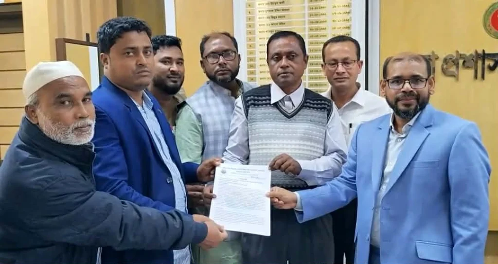 সুনামগঞ্জে খুচরা সার বিক্রেতাদের লাইসেন্স বহাল ও নীতিমালা সংশোধনের দাবিতে মানববন্ধন ও স্মারকলিপি প্রদান