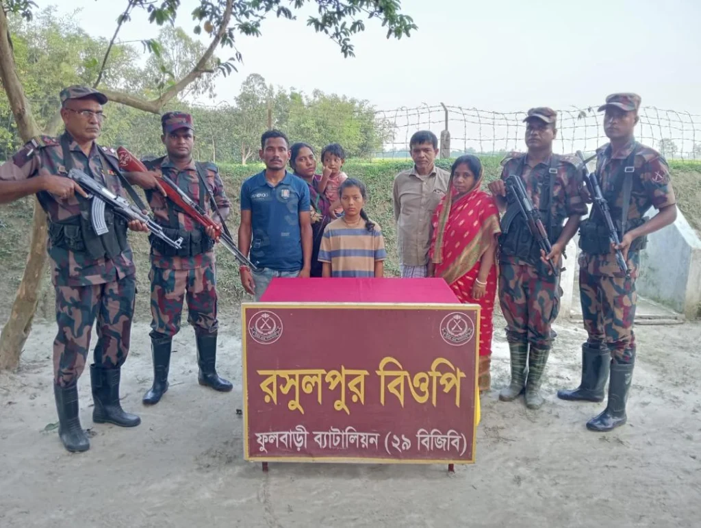 ফুলবাড়ীতে ২৯ বিজিবির হাতে ভারতের মানব পাচারকারী চক্রের সদস্য আটক 