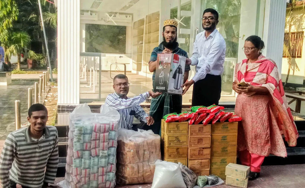 না.গঞ্জ সদরে প্রতিবন্ধী ব্যক্তিকে চা দোকানের সামগ্রী বিতরণ