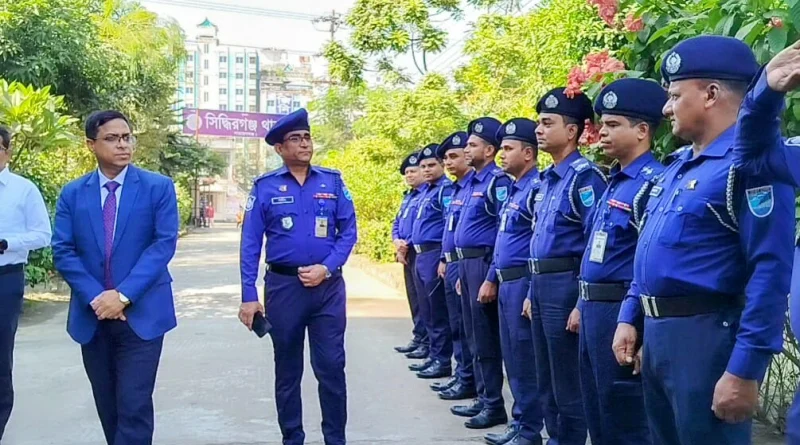 সিদ্ধিরগঞ্জ থানা পরিদর্শনে ডিসি রায়হান কবির