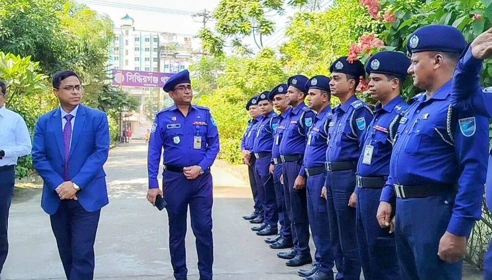 সিদ্ধিরগঞ্জ থানা পরিদর্শনে ডিসি রায়হান কবির