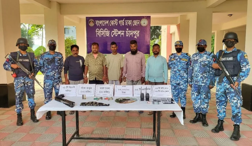 মতলব উত্তরে অস্ত্র-গোলাবারুদসহ আটক ৫