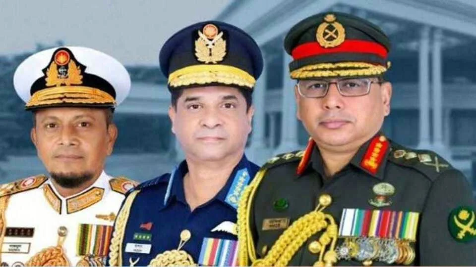 বেগম খালেদা জিয়াকে দেখতে হাসপাতালে তিন বাহিনীর প্রধান