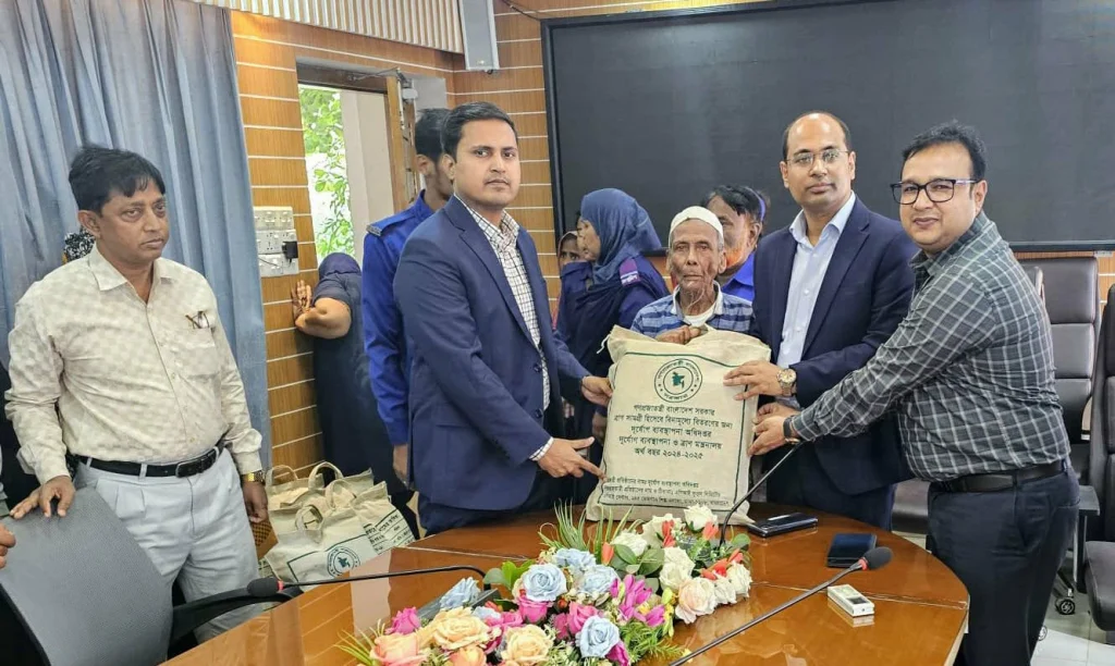 না.গঞ্জ সদরে দূর্যোগে ক্ষতিগ্রস্ত পরিবারের মাঝে খাদ্য সামগ্রী বিতরণ