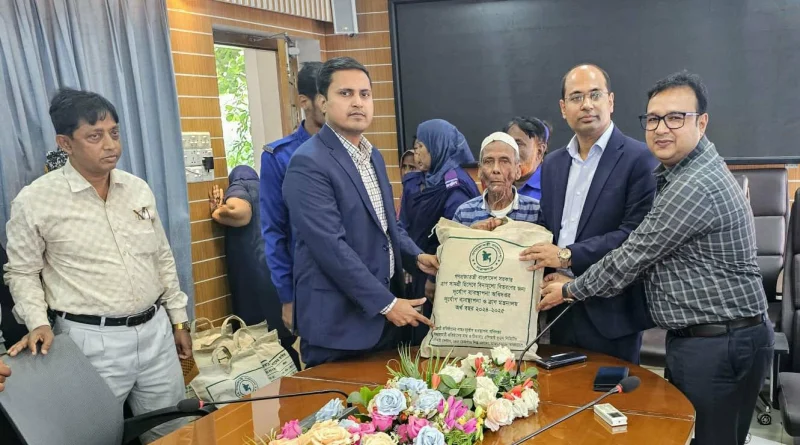 না.গঞ্জ সদরে দূর্যোগে ক্ষতিগ্রস্ত পরিবারের মাঝে খাদ্য সামগ্রী বিতরণ