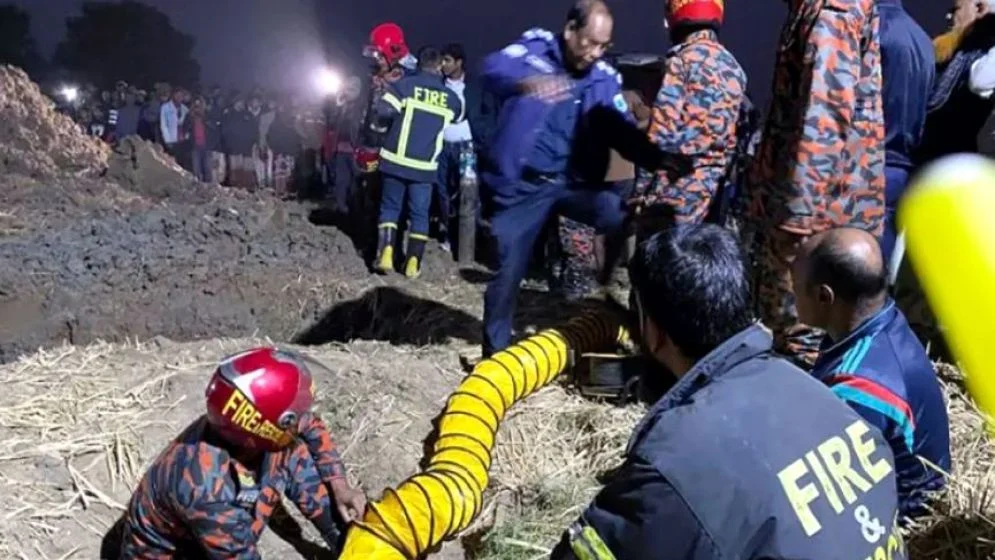 রাজশাহীতে পরিত্যক্ত গভীর নলকূপে পড়ে যাওয়া শিশুটি এখনও খুঁজে পাওয়া যায়নি