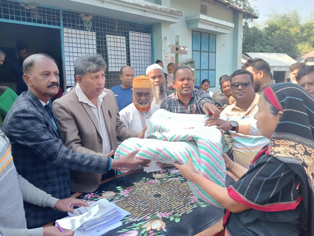 বকশীগঞ্জে আদিবাসীদের মধ্যে সাবেক এমপি মিল্লাতের কম্বল বিতরণ
