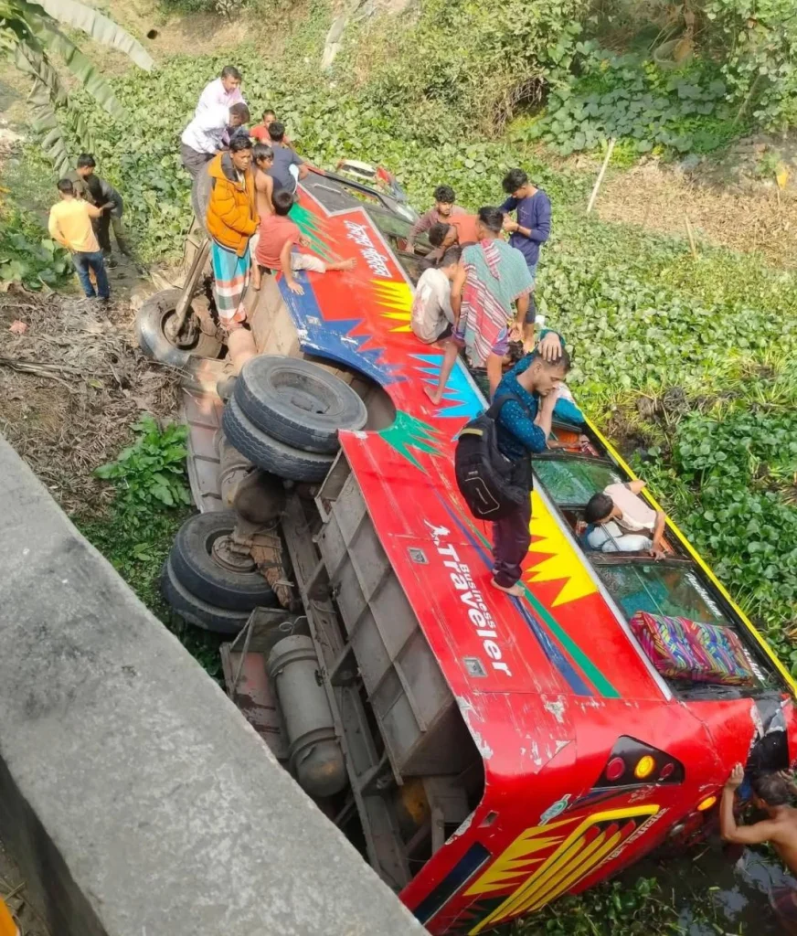 মতলবে নিয়ন্ত্রন হারিয়ে খাদে পড়ল বাস, আহত ১৭