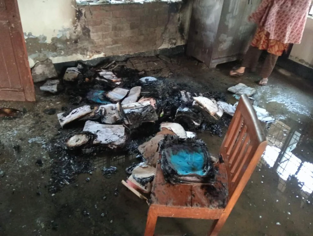 গৌরীপুরে গ্রামীণ ব্যাংকের কার্যালয়ে দুর্বৃত্তের আগুন !