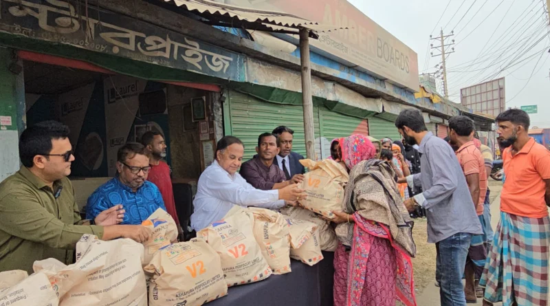 হযরত ওয়ায়েজ করুনী(রাঃ) ফাউন্ডেশনের উদ্যোগে অসহায়দের মাঝে ইফতার ও ঈদ সামগ্রী বিতরণ