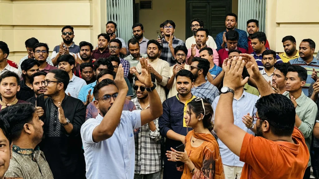 সাংবাদিকদের ওপর হামলার প্রতিবাদে জবি ছাত্রদলের ভিসি ভবন ঘেরাও