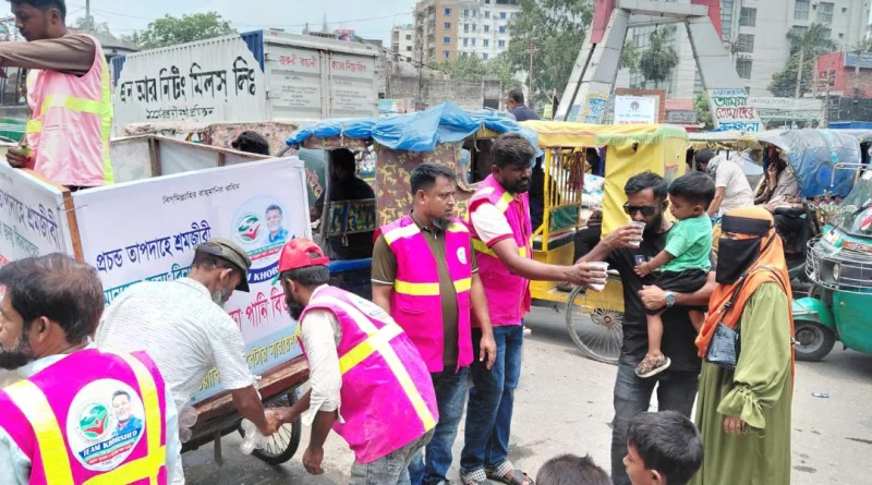 টিম খোরশেদ ও ওয়ার্কিং ফর বেটার না’গঞ্জের শীতল পানি ও শসা বিতরণ