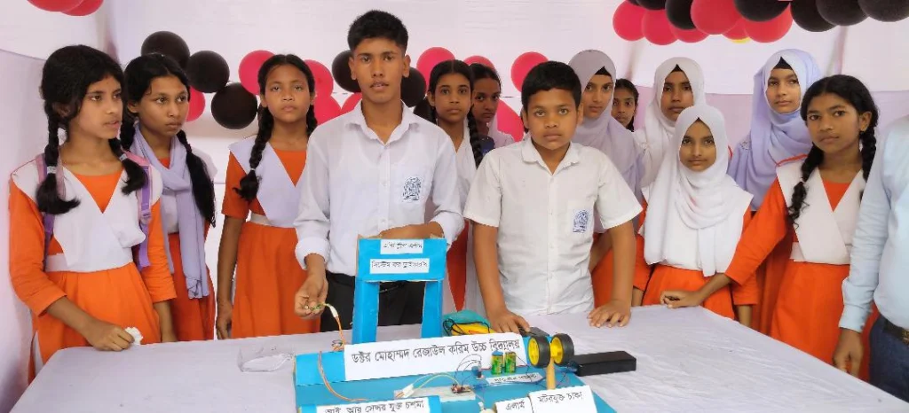 সড়ক দুর্ঘটনারোধে ক্ষুদে বিজ্ঞানীদের আবিস্কার ॥ ঘুমন্ত চালককে এবার জাগাবে চশমা, নয়তো ঘুরবে না গাড়ির চাকা!