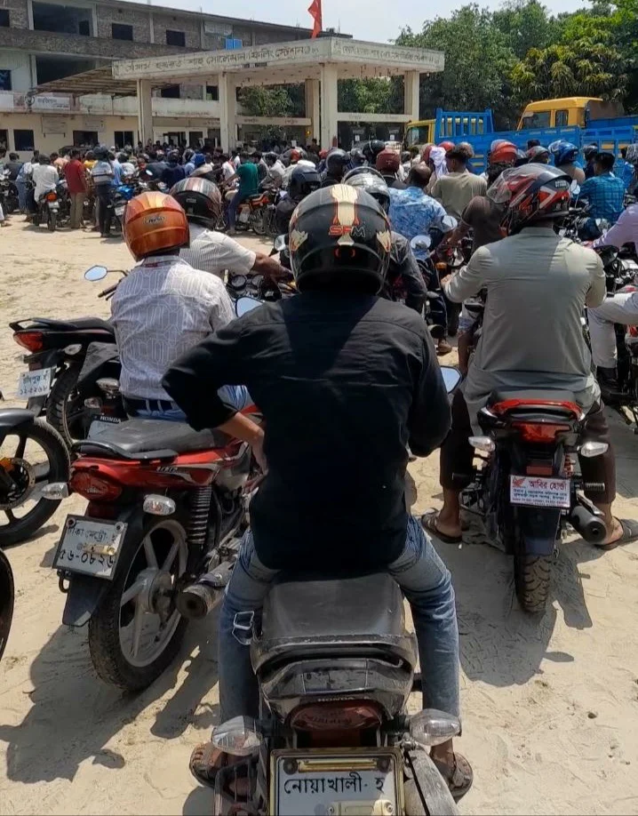 মতলবে ফিলিং স্টেশনে শৃঙ্খলা ফেরাতে গিয়ে সাবেক সচিবের রোষানলে পুলিশ কর্মকর্তা