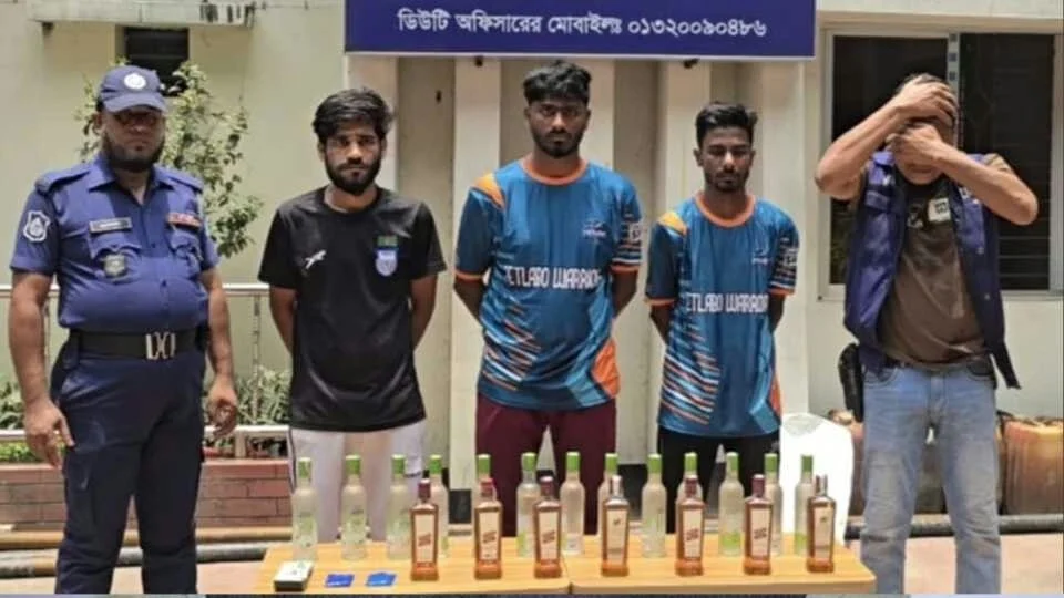 রূপগঞ্জে ইয়াবা-মদসহ তিন মাদক কারবারি গ্রেপ্তার
