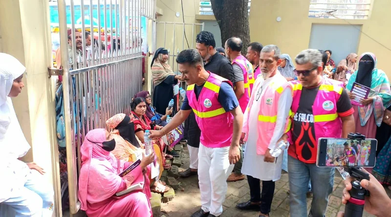 খোরশেদের উদ্যেগে এইচএসসি পরীক্ষা কেন্দ্রে বিশুদ্ধ পানি বিতরণ