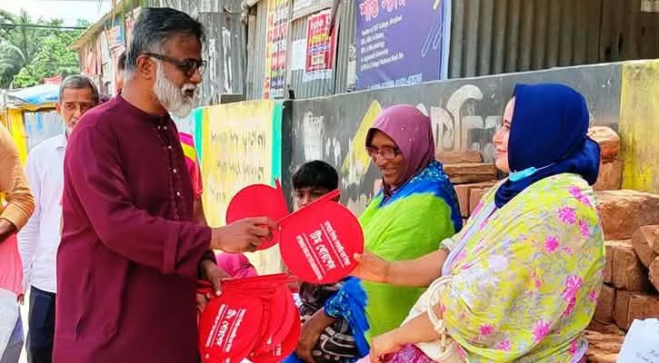 দ্বিতীয় দিনের মত এইচএসসি অভিবাবকদের মাঝে খোরশেদের হাতপাখা ও পানি বিতরন