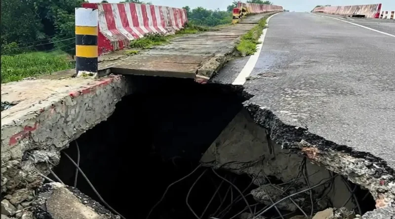 মতলবে সেতুর অ্যাপ্রোচ সড়ক ভেঙে সুরঙ্গ, জনমনে আতঙ্ক !
