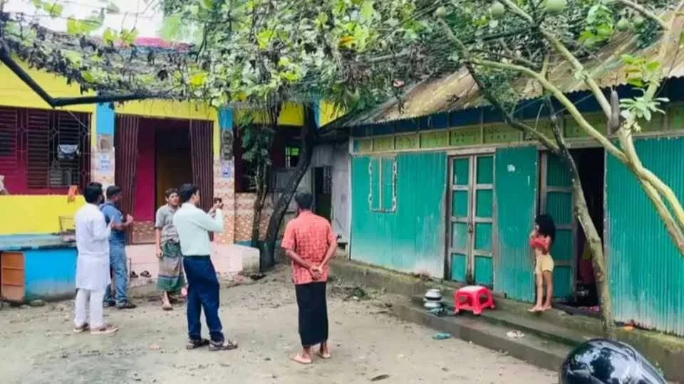 কুমিল্লায় স্ত্রীর গলা কেটে থানায় স্বামীর আত্মসমর্পণ