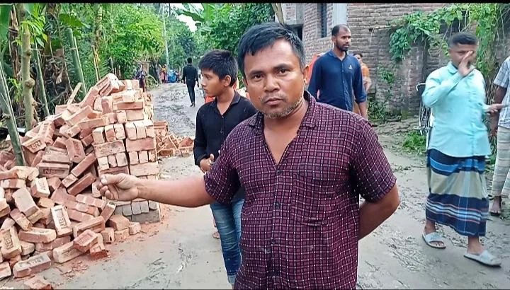 ফুলবাড়ীতে জমি বিরোধে দুই বাড়িতে হামলা-ভাঙচুর ও লুটপাটের অভিযোগ